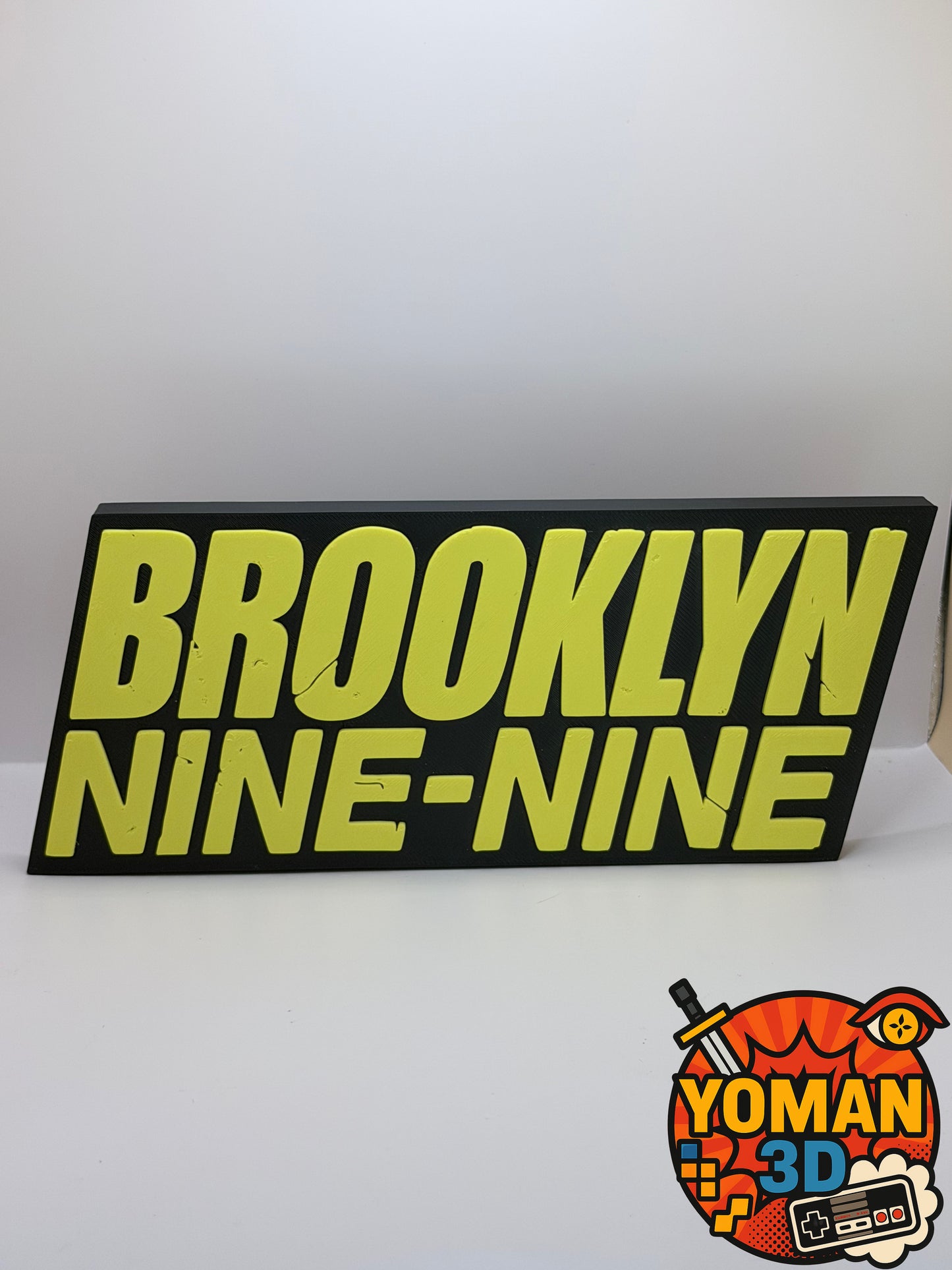 Logo série policière B99 – Déco pop culture – 20 cm