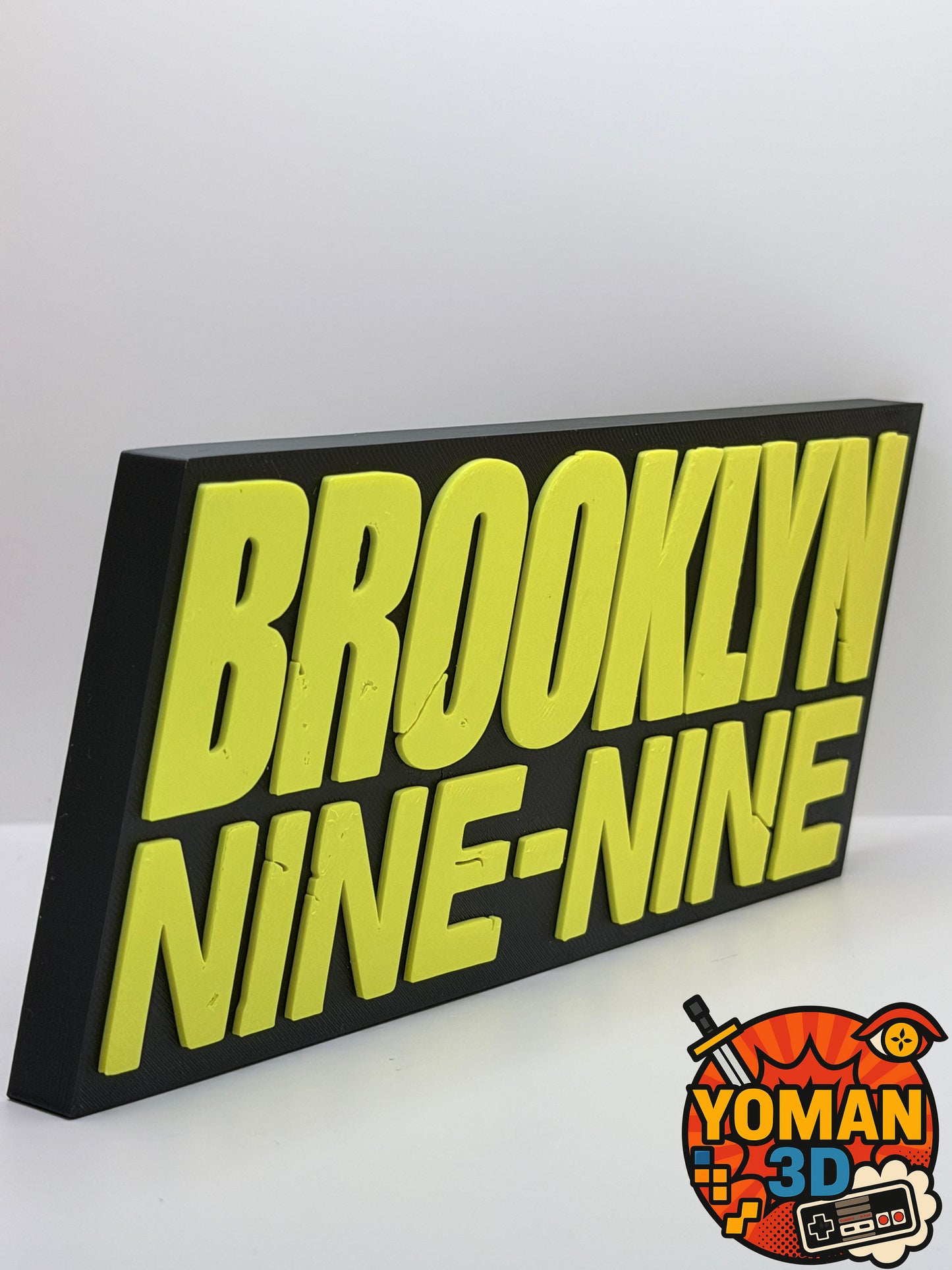 Logo série policière B99 – Déco pop culture – 20 cm