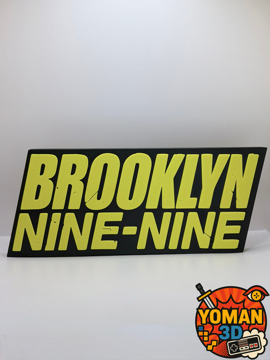 Logo série policière B99 – Déco pop culture – 20 cm